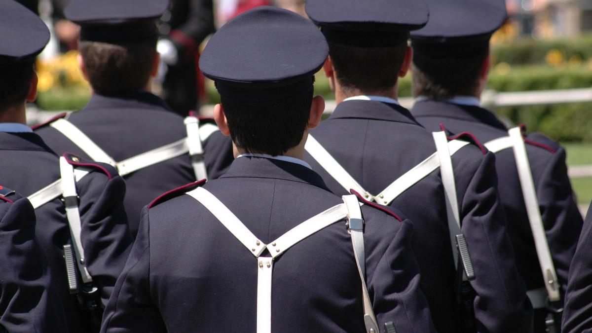 7 carabinieri si au rotunjit veniturile muncind ca zidari si decoratori ce masuri au luat sefii lor