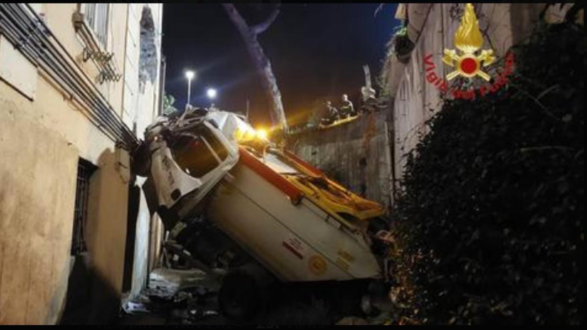 imagini socante la roma o masina de gunoi s a prabusit peste o cladire doua persoane au fost grav ranite