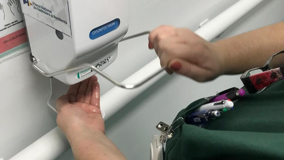 la spitalul de boli infectioase din galati personalul medical e verificat daca respecta igiena mainilor fiecare are ecuson cu senzori
