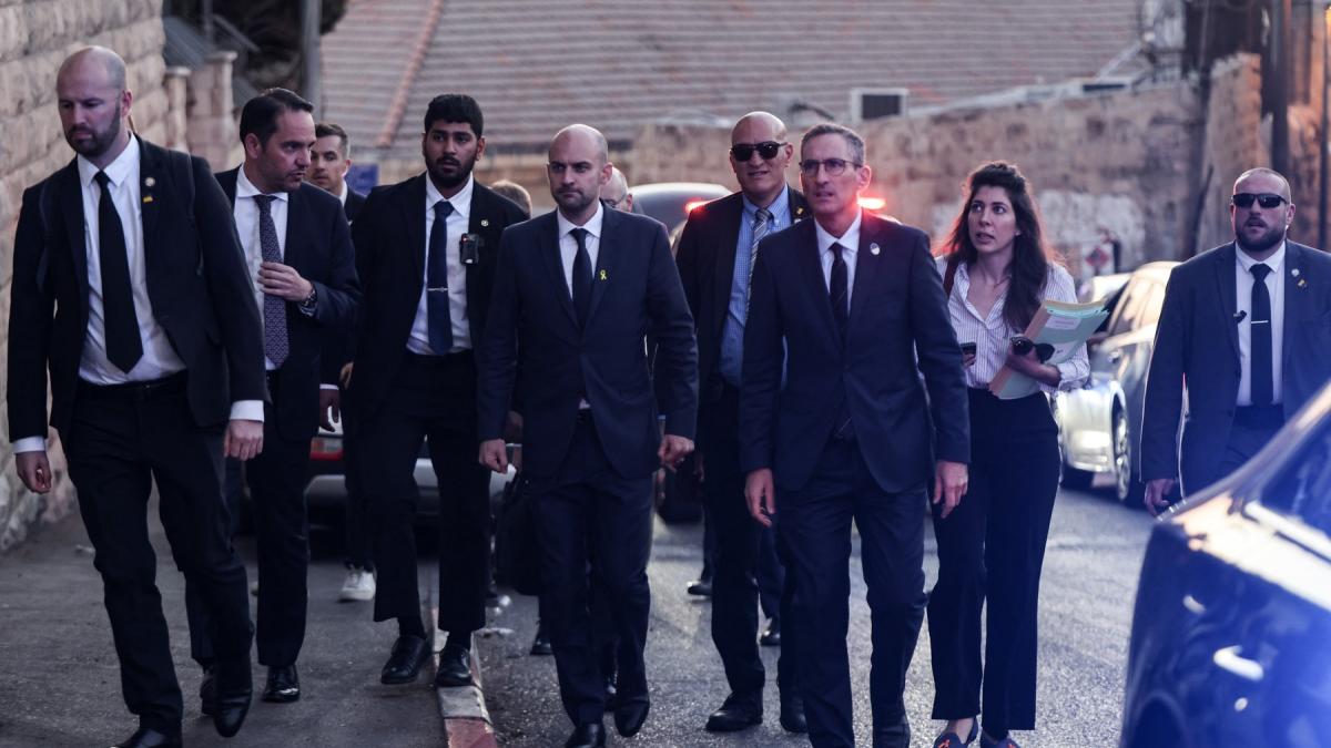 ministrul de externe al frantei a vrut sa intre la un loc sfant din ierusalim a venit politia israeliana si l a facut sa plece