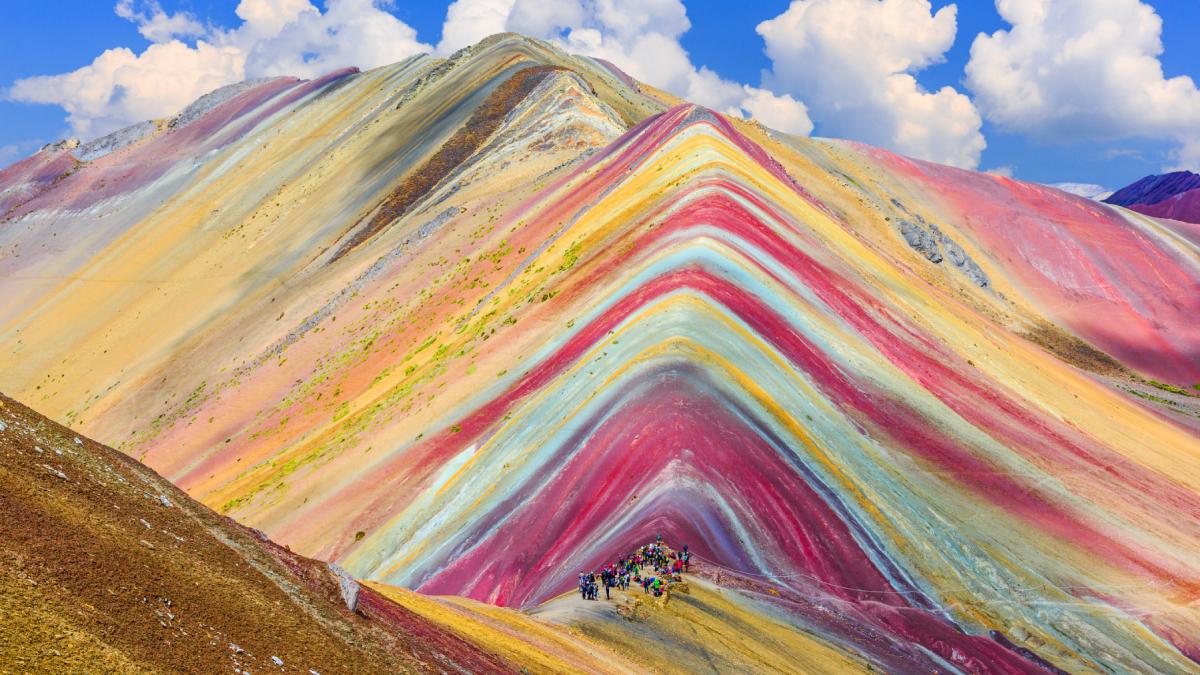 pozele spectaculoase cu muntele curcubeu fac senzatie pe retelele sociale cum arata cu adevarat obiectivul turistic devenit celebru