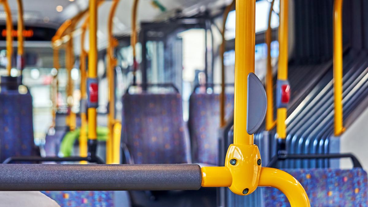 un tanar fara permis a furat un autobuz a facut accident cu el si si a continuat drumul in carei cum a fost prins de politisti