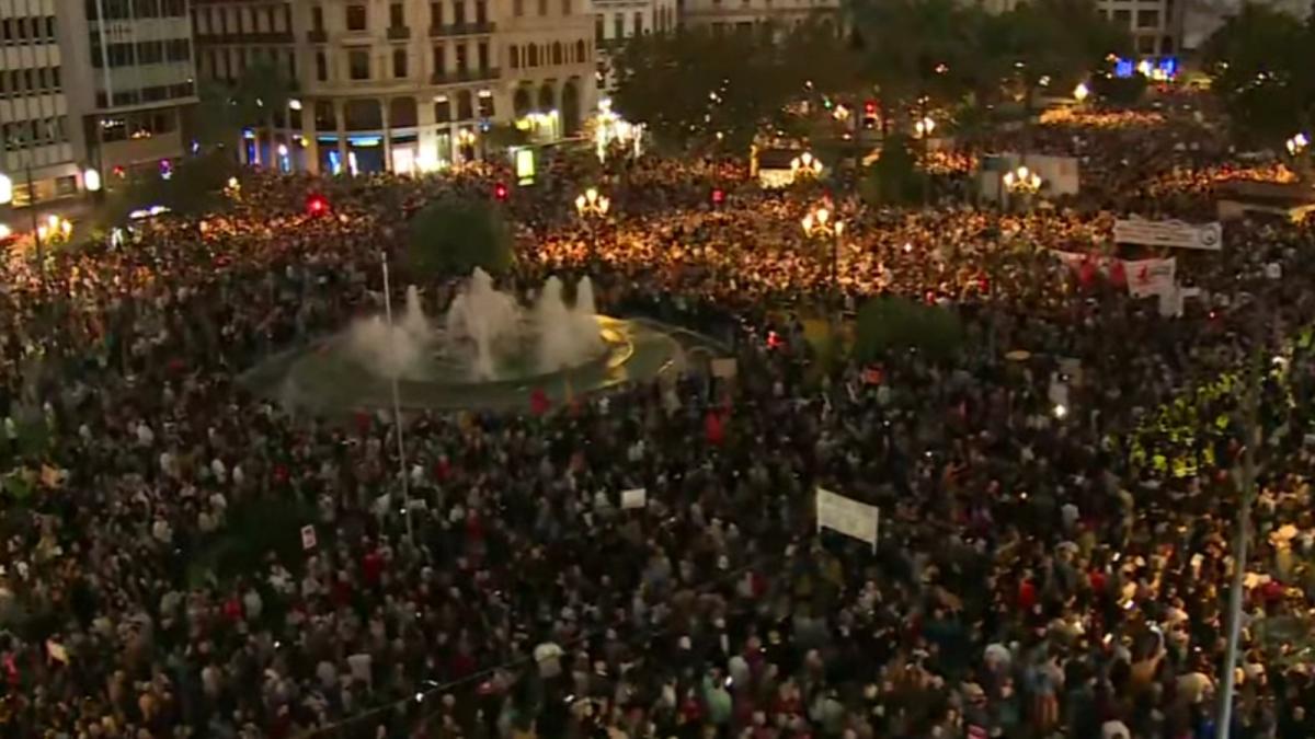 proteste masive in valencia mii de spanioli au iesit in strada si cer demisii pentru gestionarea haotica a inundatiilor