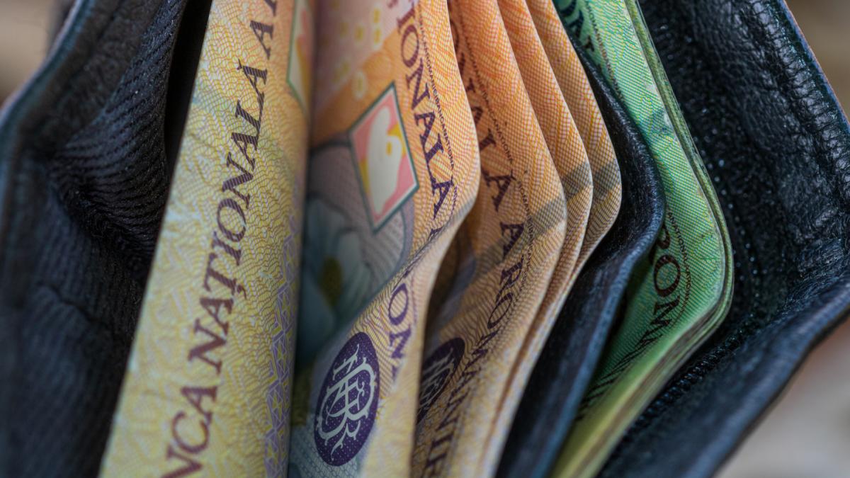 se anunta scumpiri la final de an in romania ce spun oficialii bnr despre preturile la mancare si energie