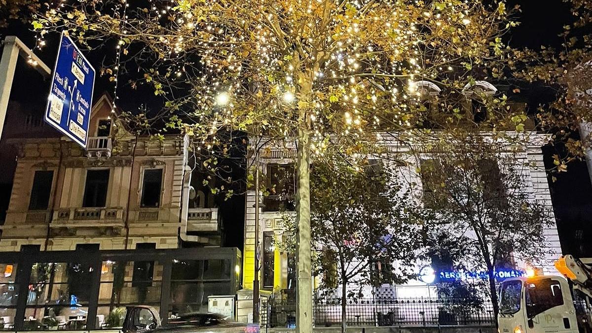 a inceput montarea decoratiunilor de craciun pe strazile din bucuresti lista cu principalele artere care vor fi decorate