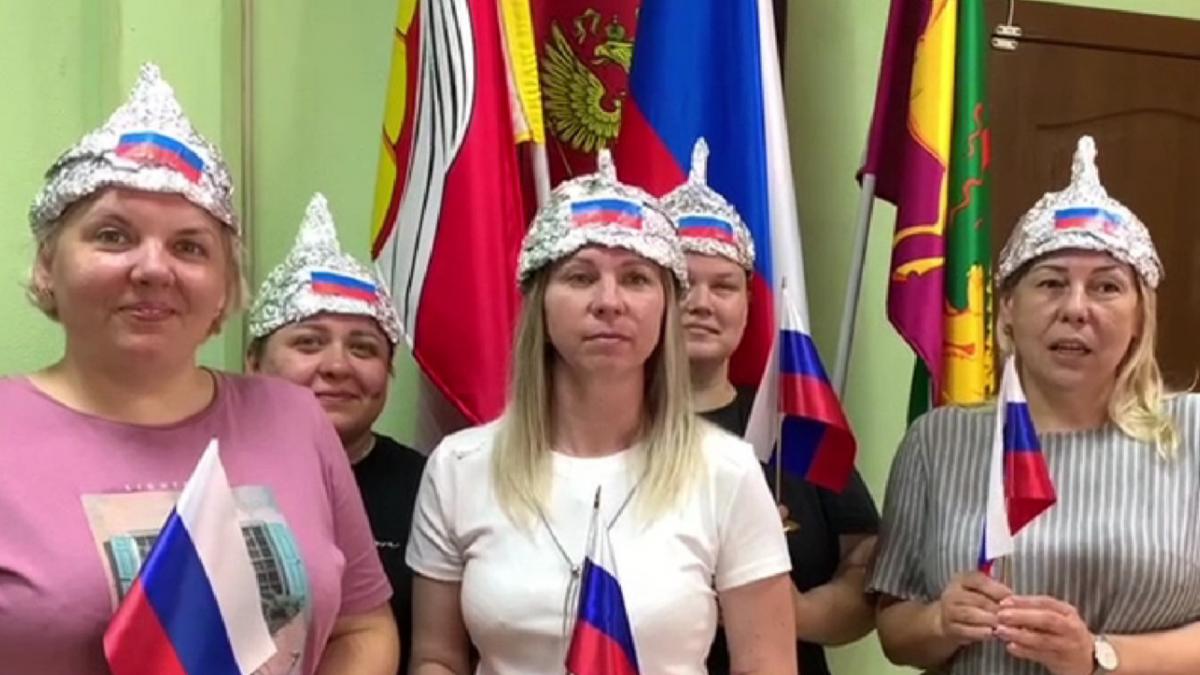 de ce poarta profesorii din rusia coifuri din staniol ca sa se protejeze de nato toata lumea a ras de actiunea casca patriei