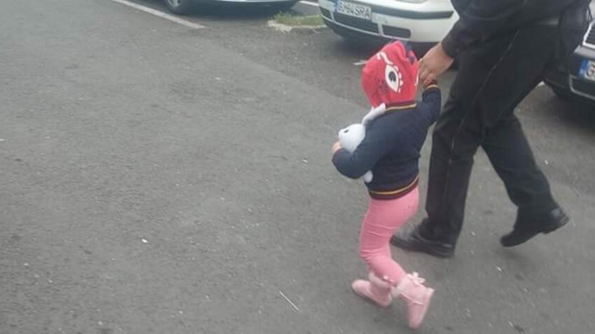 o fetita de 2 ani a ratacit ore intregi pe strazile din targu jiu momentul in care copilul o cauta pe mami cu politistul de mana