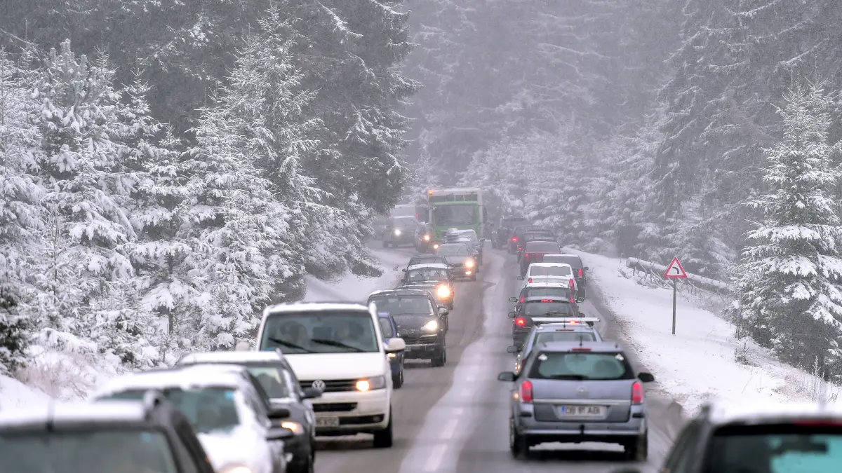 cod galben de ninsori si ploi e zapada la predeal si poiana brasov se circula greu pe drumuri din sase judete din cauza cetii