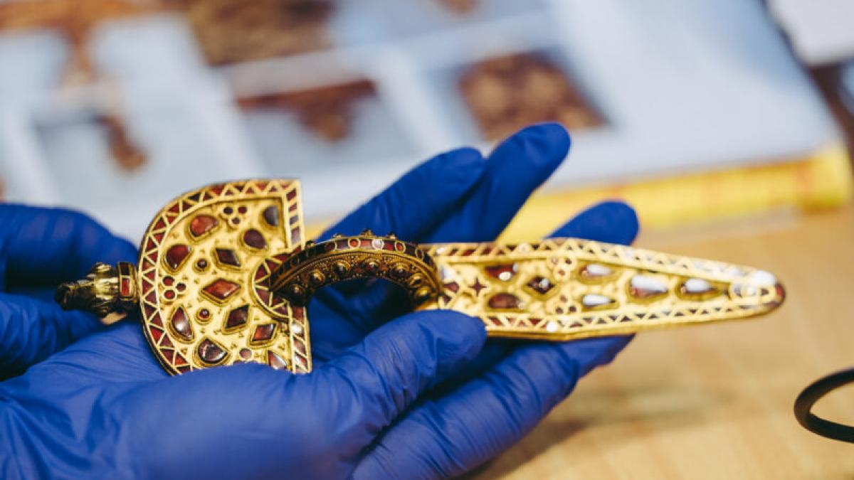 o piesa de tezaur unica in lume poate fi vazuta in cluj cum arata fibula imperiala din aur masiv si decorata cu onix