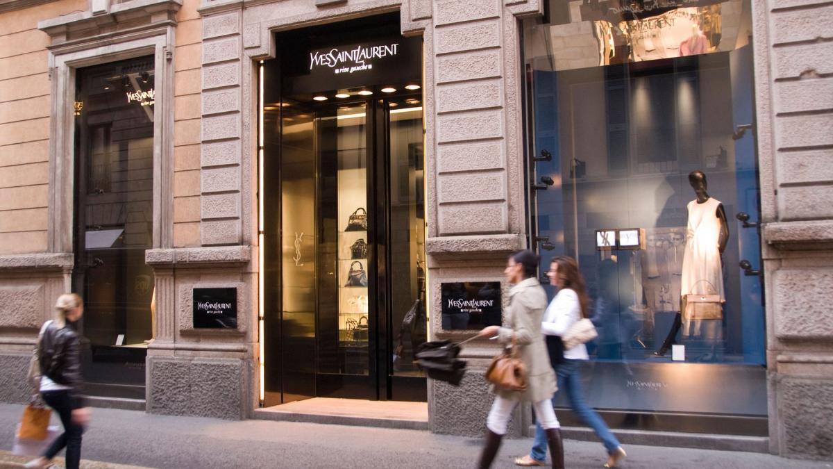 un roman a fost prins in timp ce fura din magazinul yves saint laurent in centru orasului milano