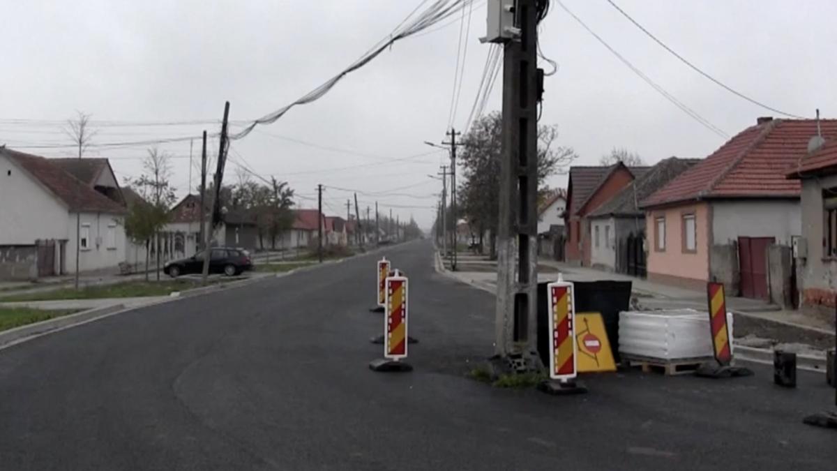 un stalp lasat in mijlocul strazii pe un drum judetean proaspat asfaltat din arad are termen legal 628 de zile pentru a fi mutat