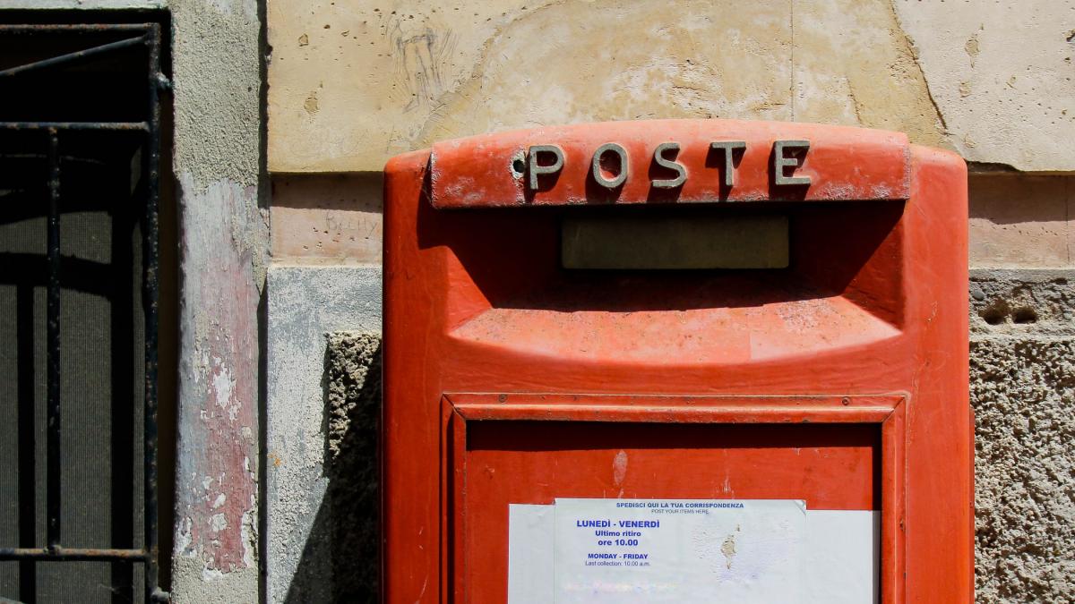 40 de kilograme de scrisori care nu ajuns niciodata de la destinatie au fost gasite in locuinta unei postarite care a fost explicatia