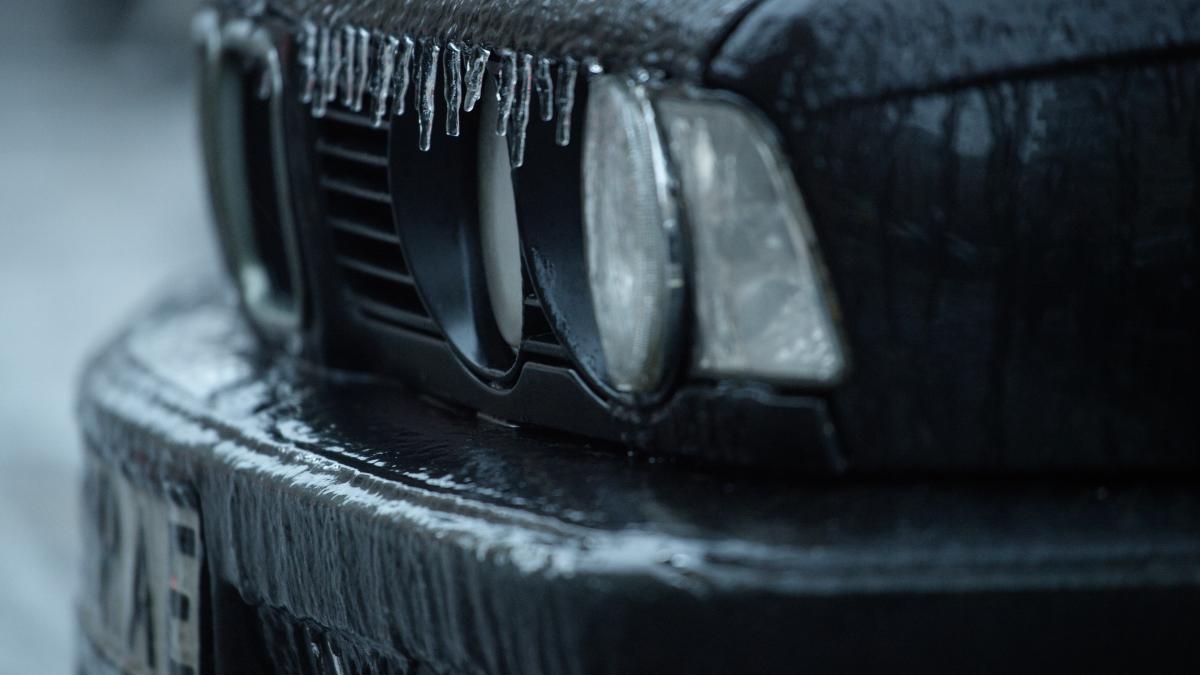 Pericol de polei pe șosele din 13 județe. Meteorologii au emis cod galben de ceață densă, chiciură și ghețuș