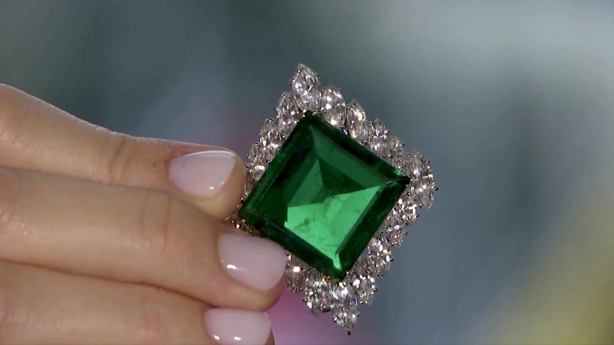 povestea smaraldului aga khan vandut la licitatie cu 8 8 milioane de dolari elizabeth taylor l a primit drept cadou de logodna