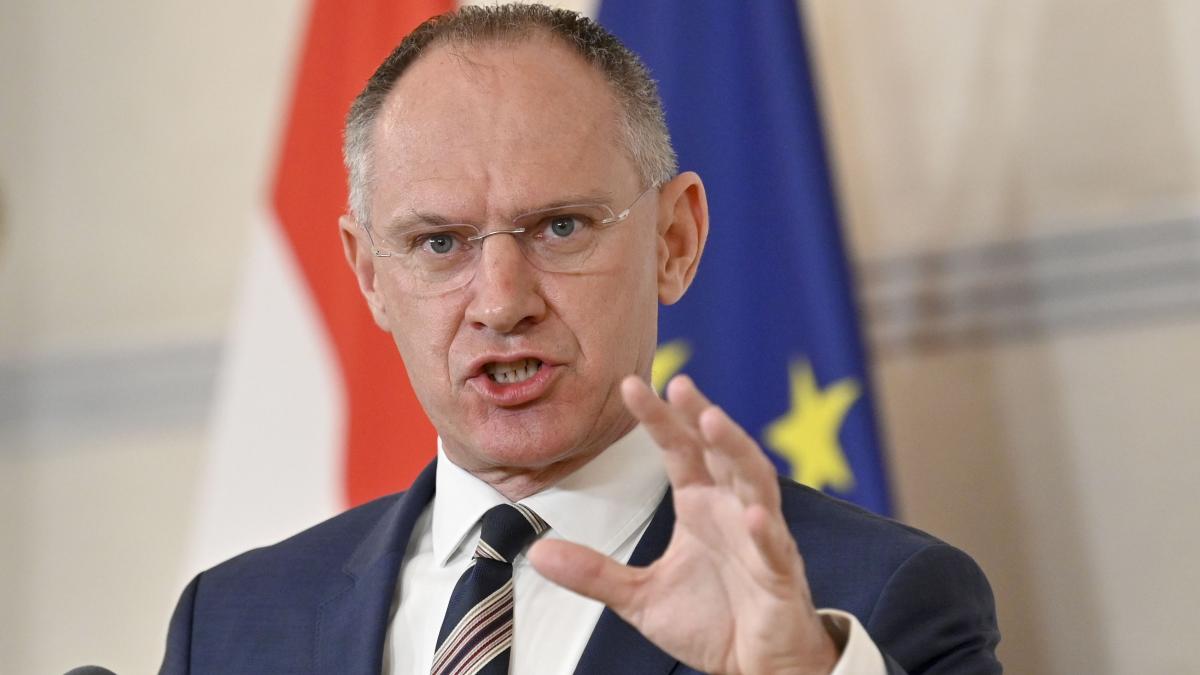 presa din austria cu doua zile inainte de alegerile prezidentiale din romania karner va anunta ca renunta la vetoul pentru schengen