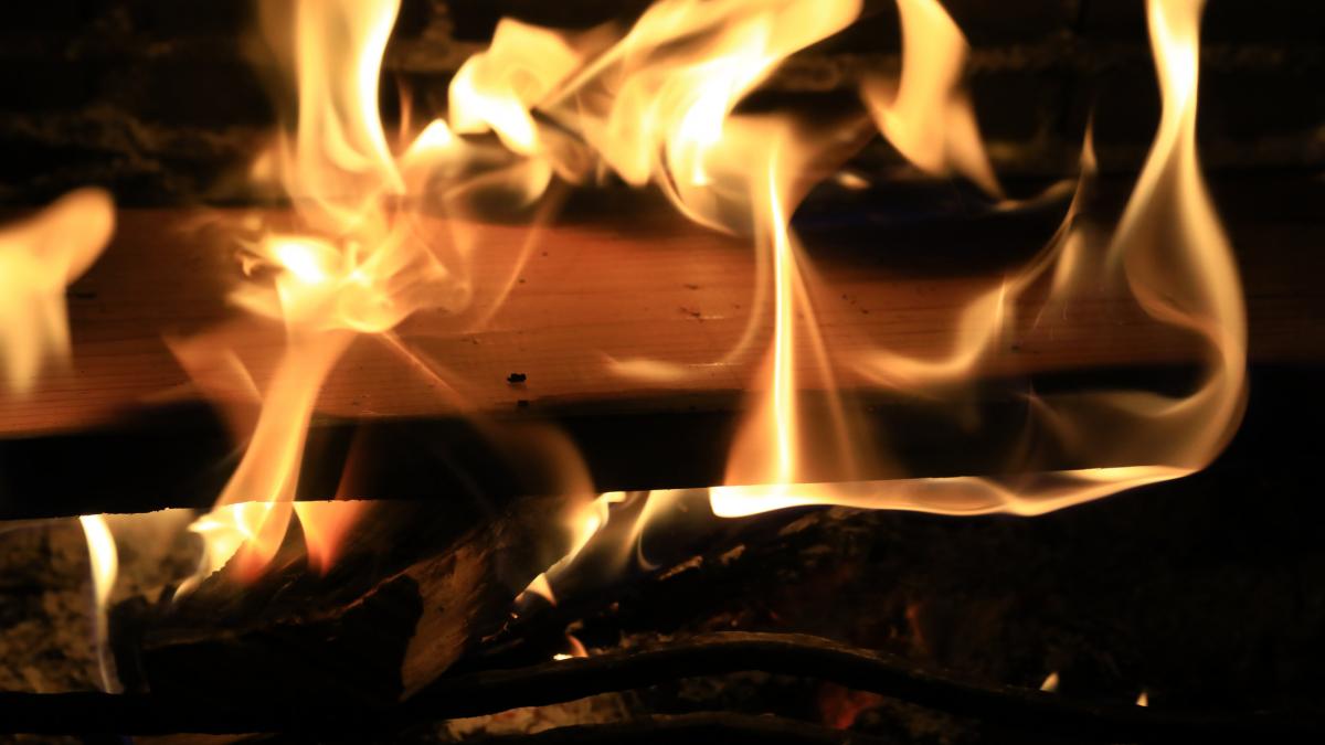 un copil s a ars grav cand voia sa aprinda focul in soba si nimeni din casa nu a chemat imediat ambulanta ancheta la botosani