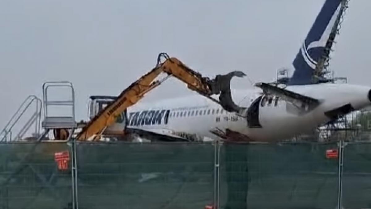 imagini virale cu avionul simbol al tarom in timp ce este taiat bucati