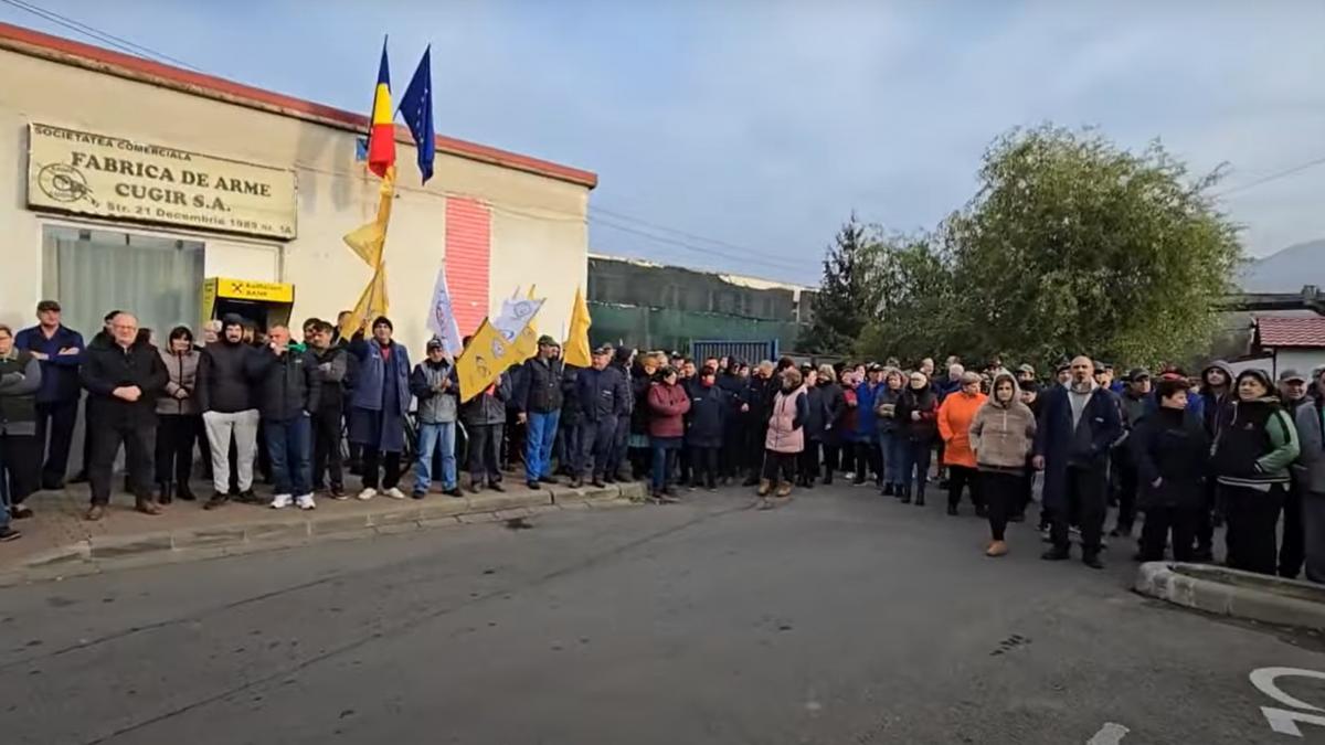 protest la fabrica de arme cugir 200 de angajati au iesit in strada sindicalist industria de aparare a mers tot in picaj protest la fabrica de arme cugir 200 de angajati au iesit in strada sindicalist industria de aparare a mers tot in picaj