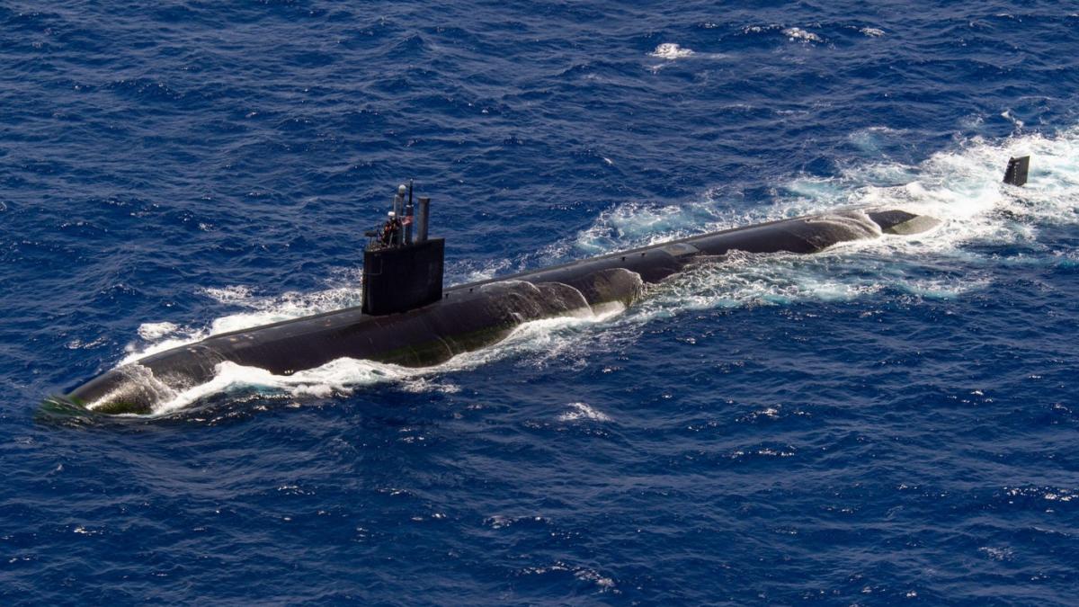 un pescar din norvegia a prins din greseala un submarin american l a tarat trei kilometri