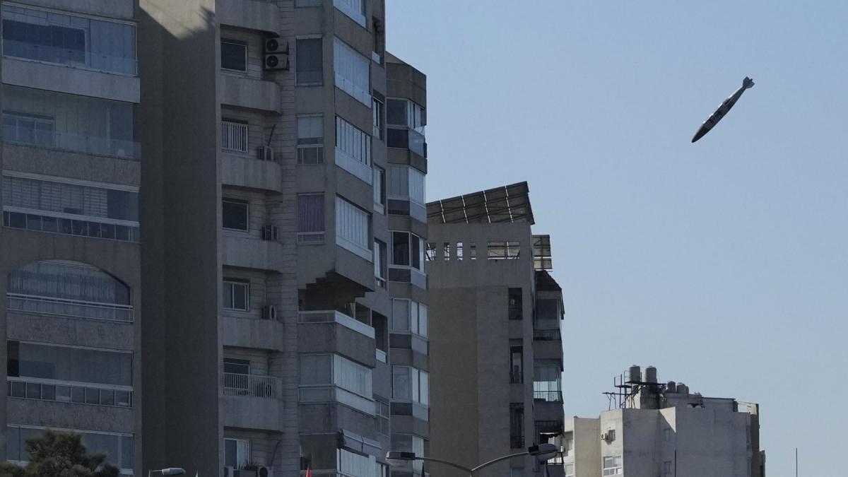 un fotograf ap surprinde momentul in care o bomba loveste un bloc de apartamente din liban
