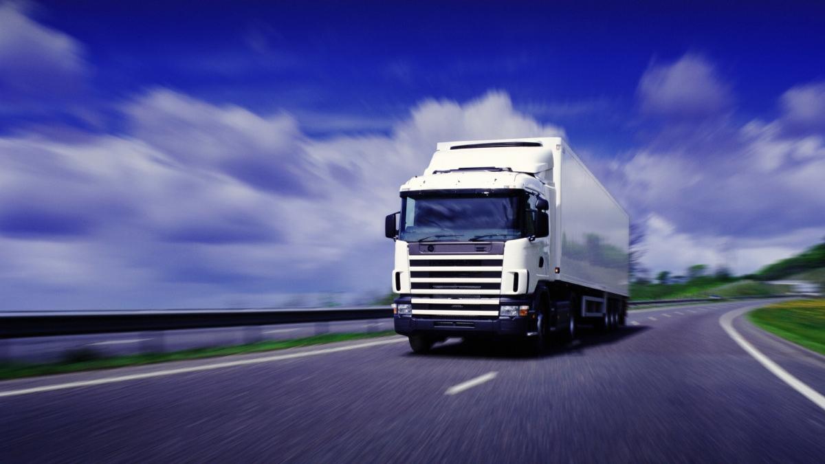 un sofer roman de tir a fost salvat din cabina care ardea un politist si o jandarmerita au intervenit la timp putea exploda