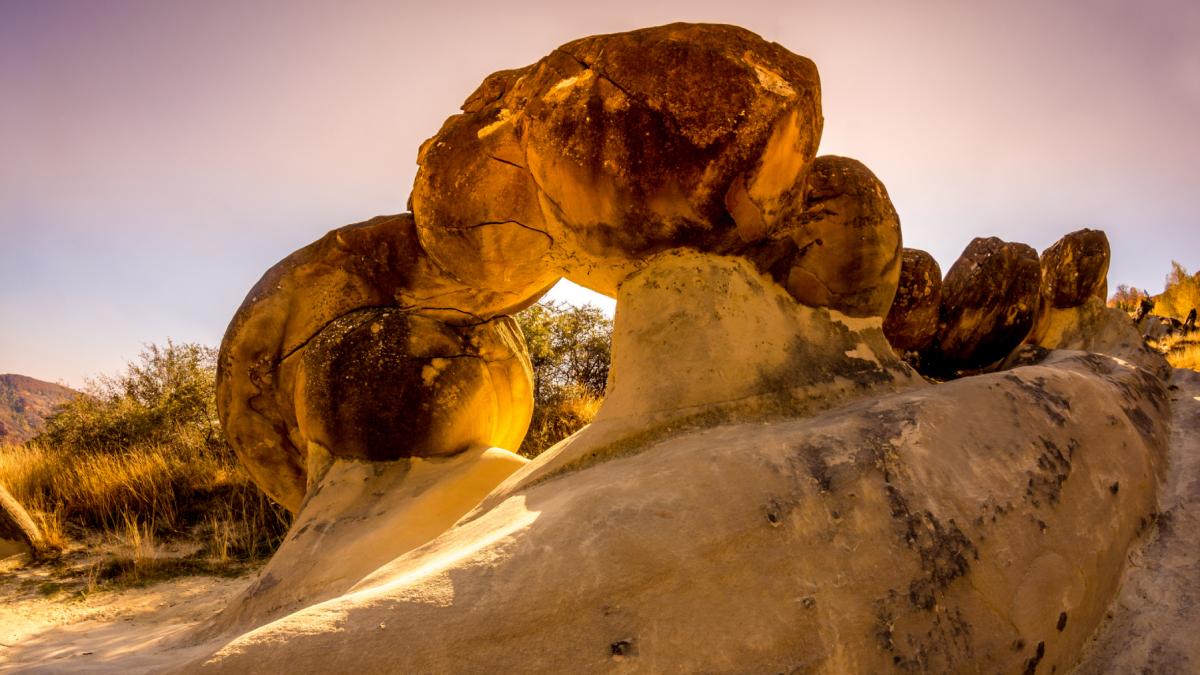 comuna din romania unde cresc pietrele la propriu ce sunt trovantii si cum arata locul spectaculos vizitat anual de mii de turisti