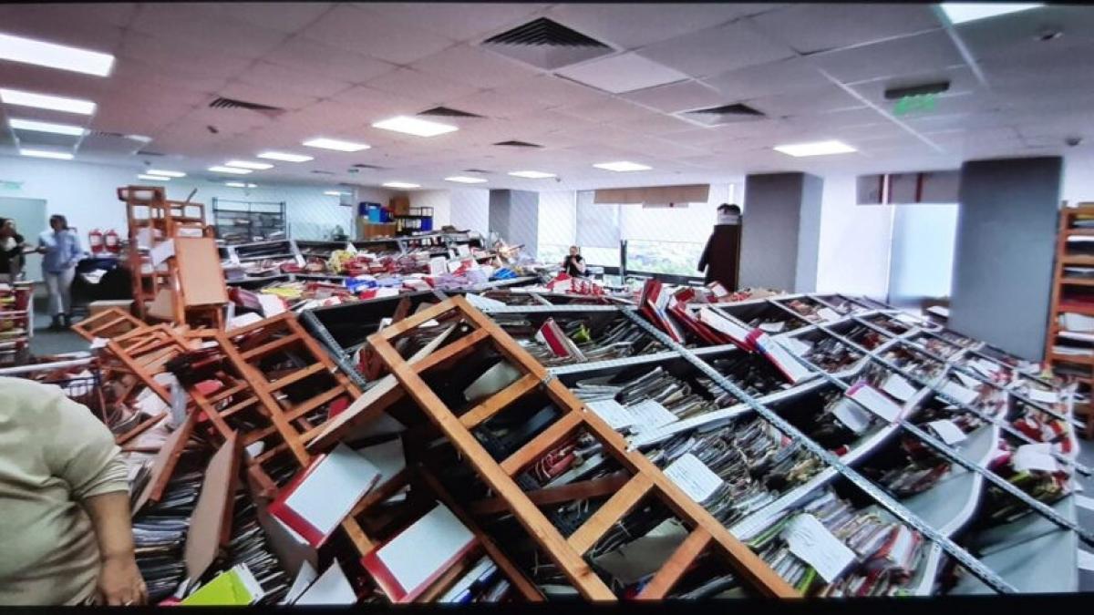 grefiera din bucuresti ranita dupa ce peste ea a cazut un raft de metal plin cu dosare colegii ei reclama ca li s a spus sa taca