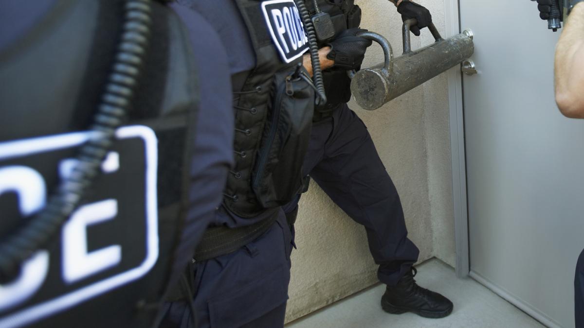 o femeie a reusit sa intre in propria casa ocupata ani la rand de imigranti ilegali la scurt timp a venit politia si a arestat o