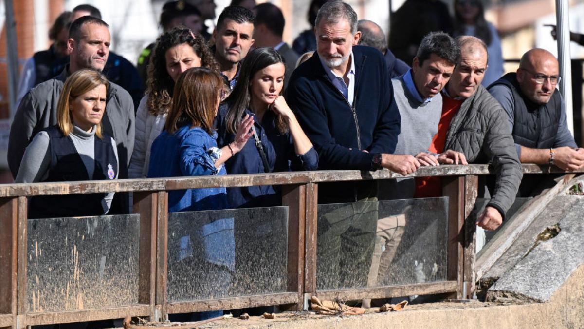 regele felipe si regina letizia s au intors in zonele inundate la doua saptamani dupa ce au fost atacati cu pietre si noroi