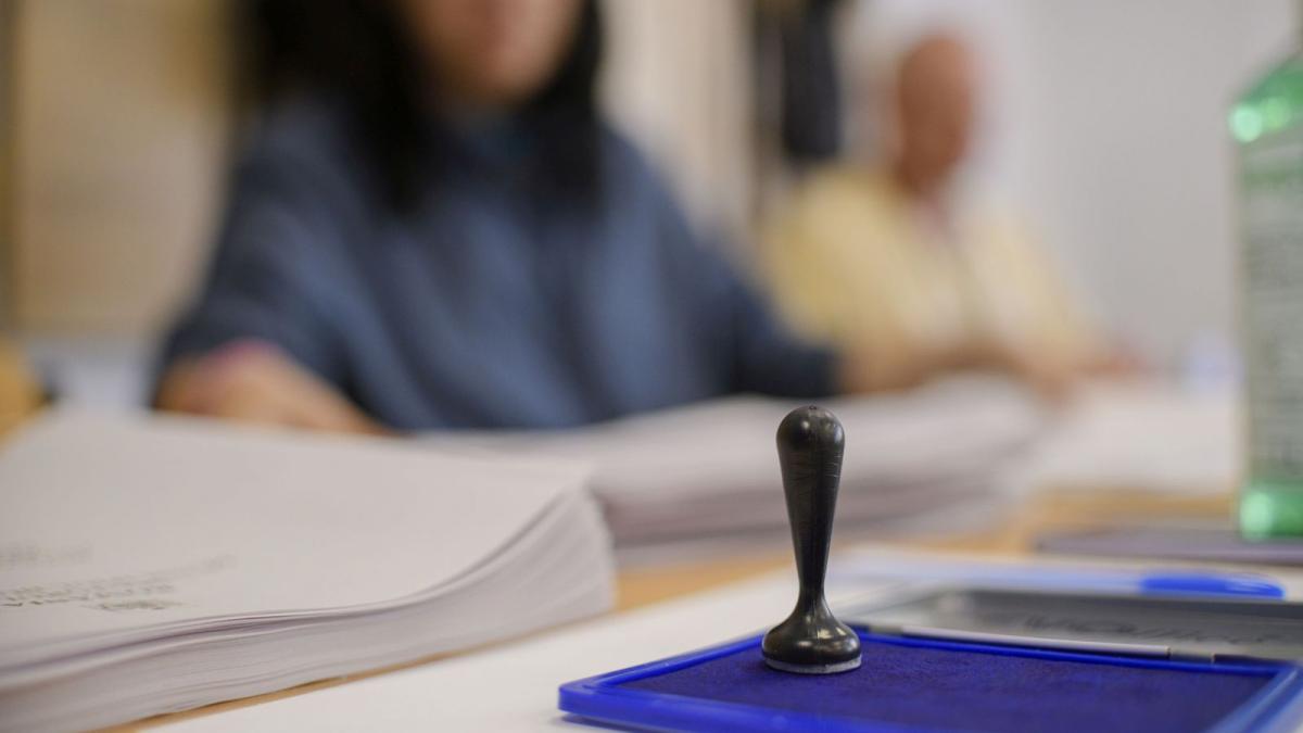 seful aep 19 milioane de buletine de vot au ajuns la prefecturi campania se incheie sambata cati romani au votat deja