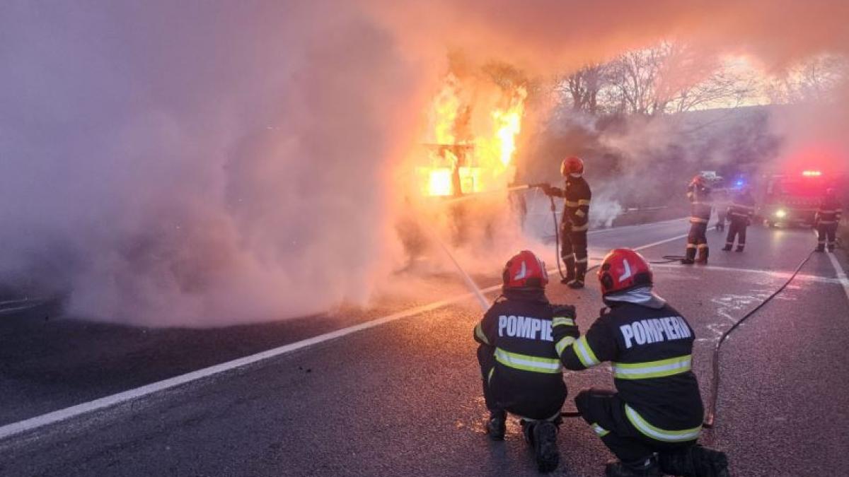 un microbuz plin cu muncitori a luat foc in mers pe dn24 circulatia a fost blocata