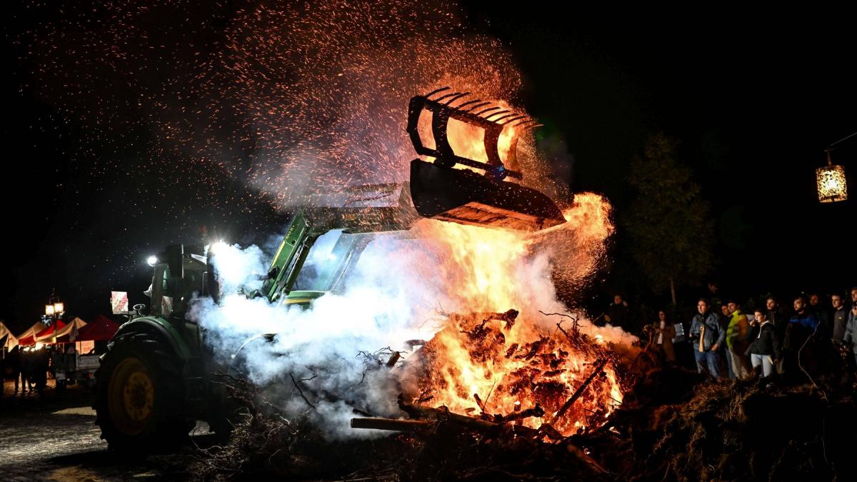 vrem sa provocam haos si o penurie alimentara fermierii francezi au blocat la granita tir urile cu marfa care vin din spania