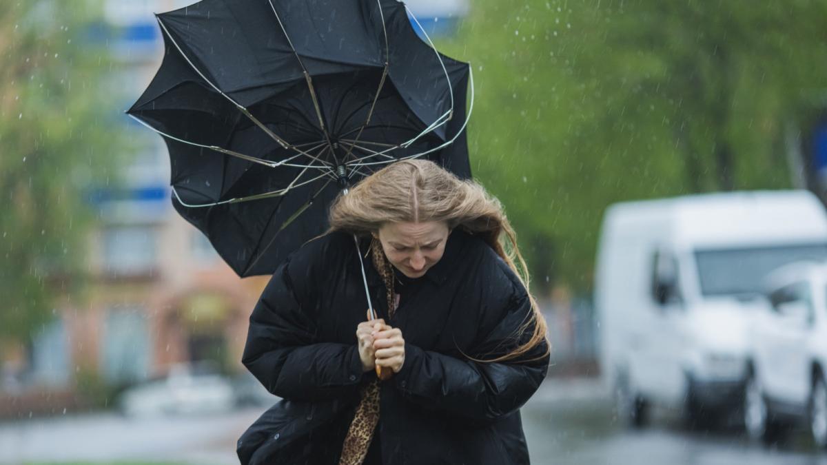 alerta meteo de cod portocaliu si cod galben de vant pentru trei judete din tara