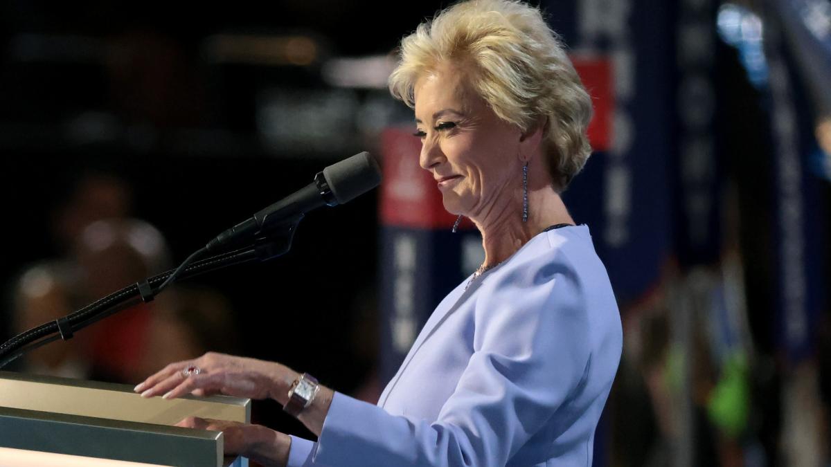 de la wrestling la departamentul educatiei trump o va numi pe linda mcmahon fosta ceo la wwe pe postul de ministru al educatiei