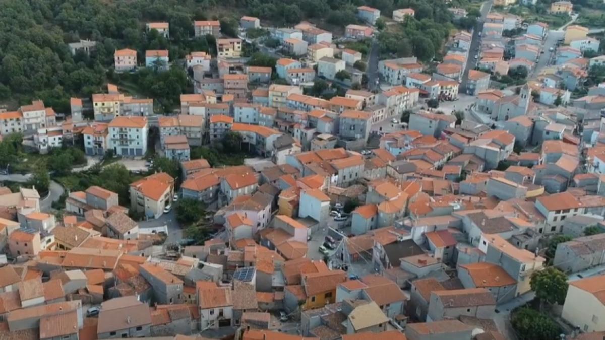 satul italian care ofera locuinte de 1 dolar americanilor suparati ca a iesit trump presedinte