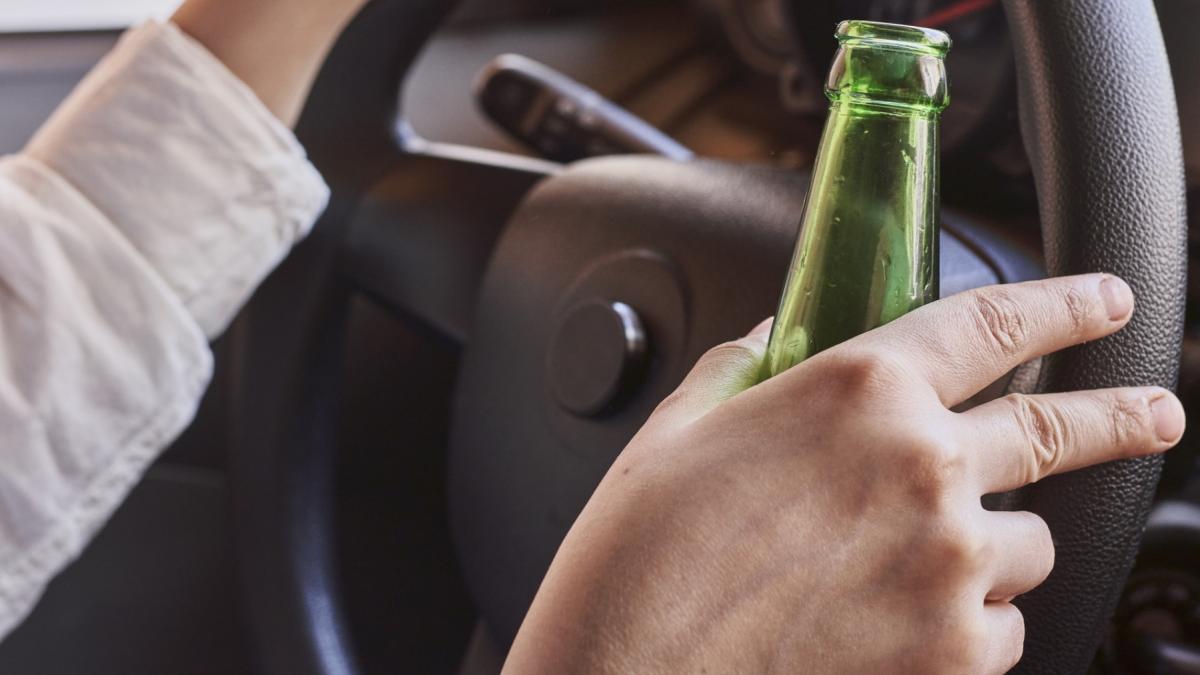 un sofer din alba prins la volan in coma alcoolica a fost filmat de politisti cand le promitea 10 000 de euro ca sa l scape de dosar