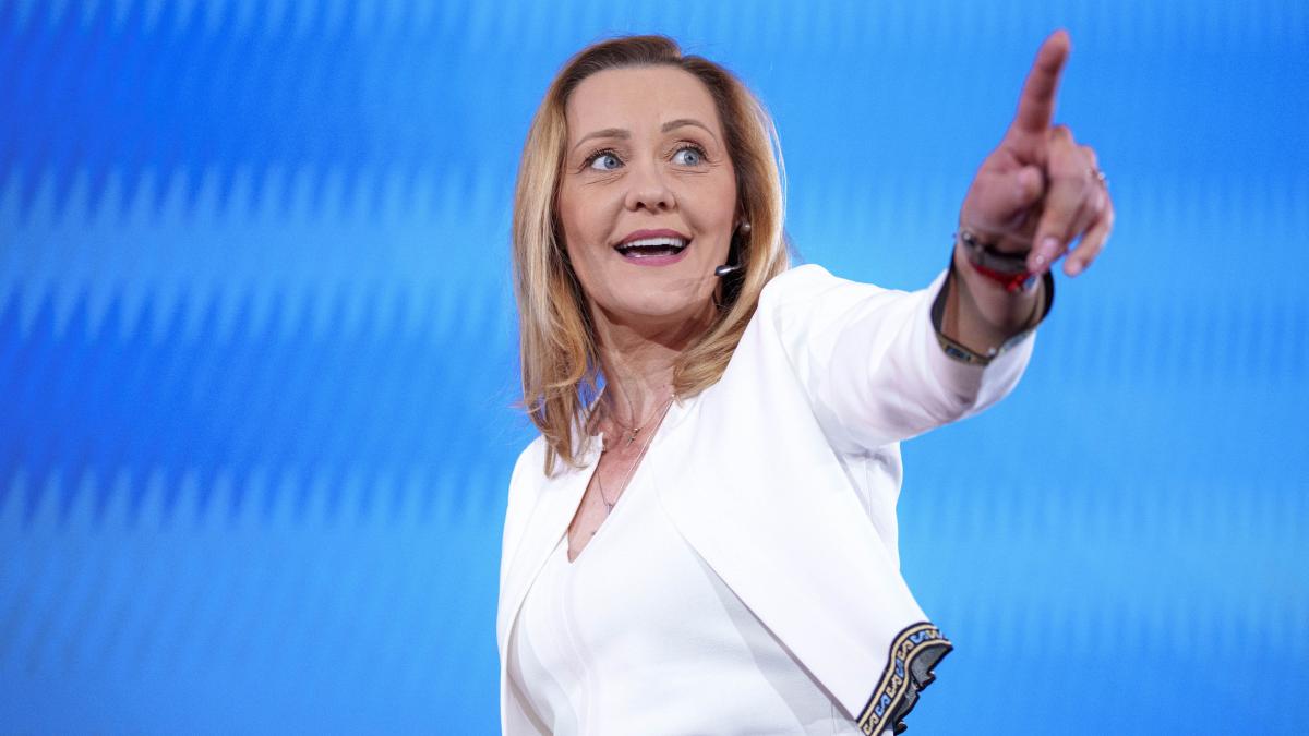 elena lasconi noua blonda a lui basescu fostul presedinte face presiuni pentru candidata usr