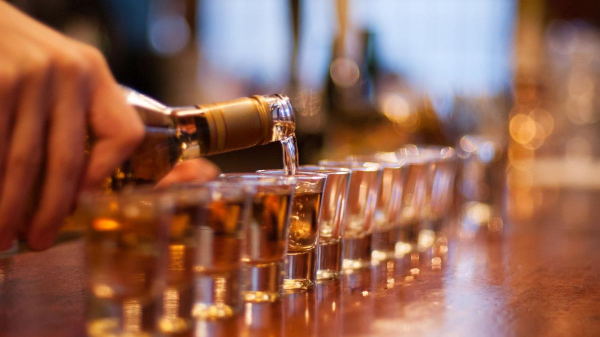 inca o tanara de 19 ani a murit dupa ce a baut shot uri gratuite de alcool oferite de un hostel in laos si o prietena a ei a decedat