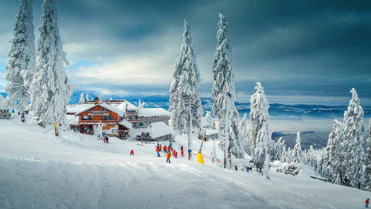 salvamontistii din poiana brasov le cer schiorilor sa nu foloseasca partiile nu au fost inca amenajate chiar daca a nins