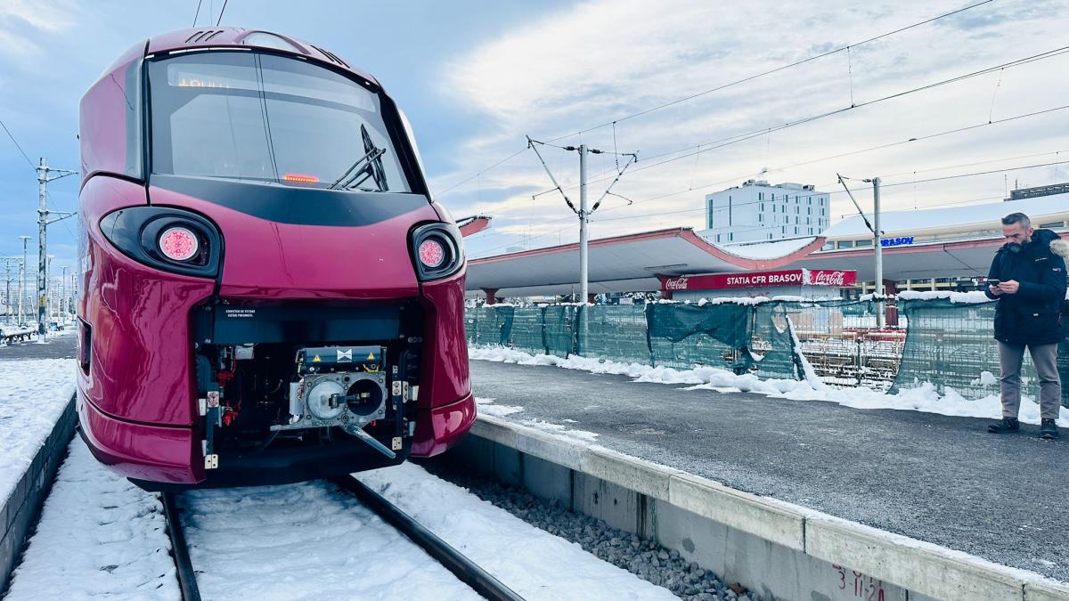 trenul electric care a avut probleme tehnice la o zi de la inaugurare a plecat vineri dimineata din bucuresti spre brasov
