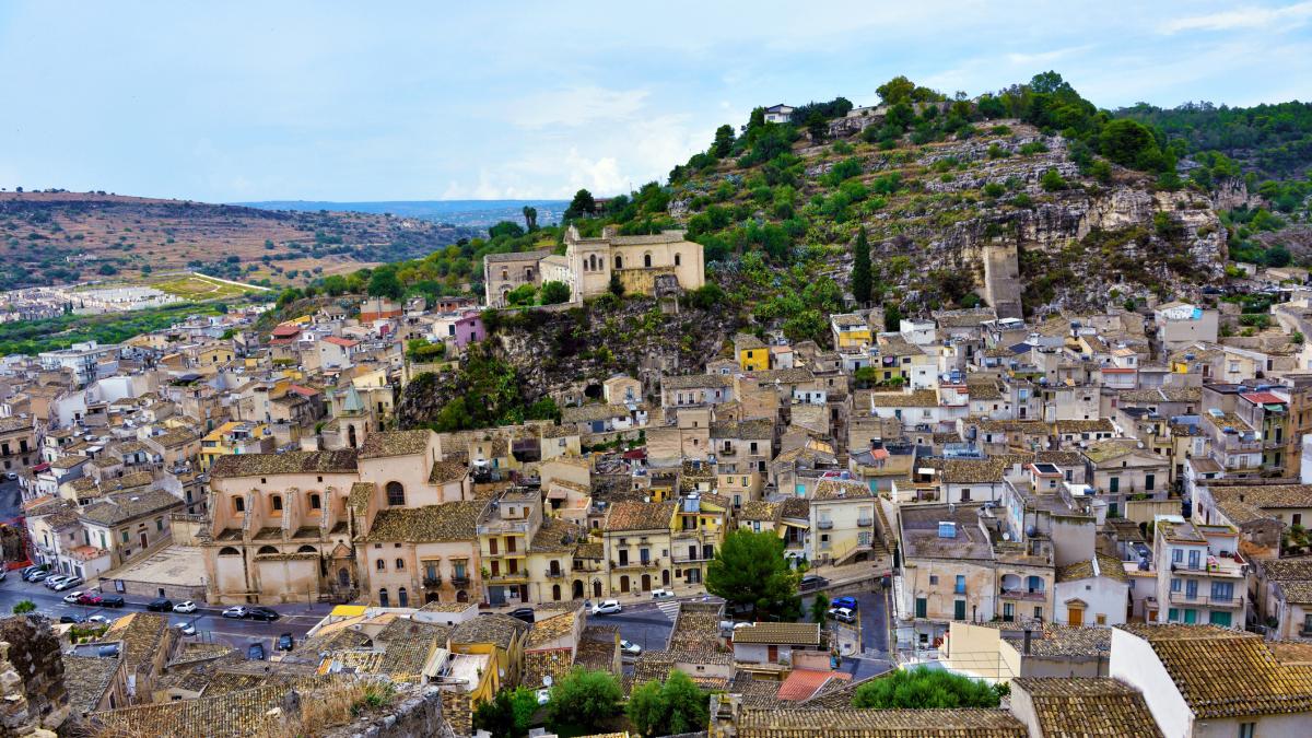 oamenii dintr un oras sicilian tremura de groaza dupa ce au gasit un cap de cal si o vaca gestanta taiata in 4 interpretarea gestului