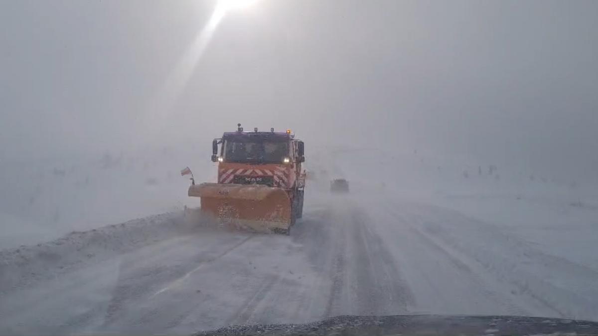 romania sub avertizari de ninsori trenurile intarzie si 450 de minute 215 oameni blocati la toplita copaci cazuti masini derapate
