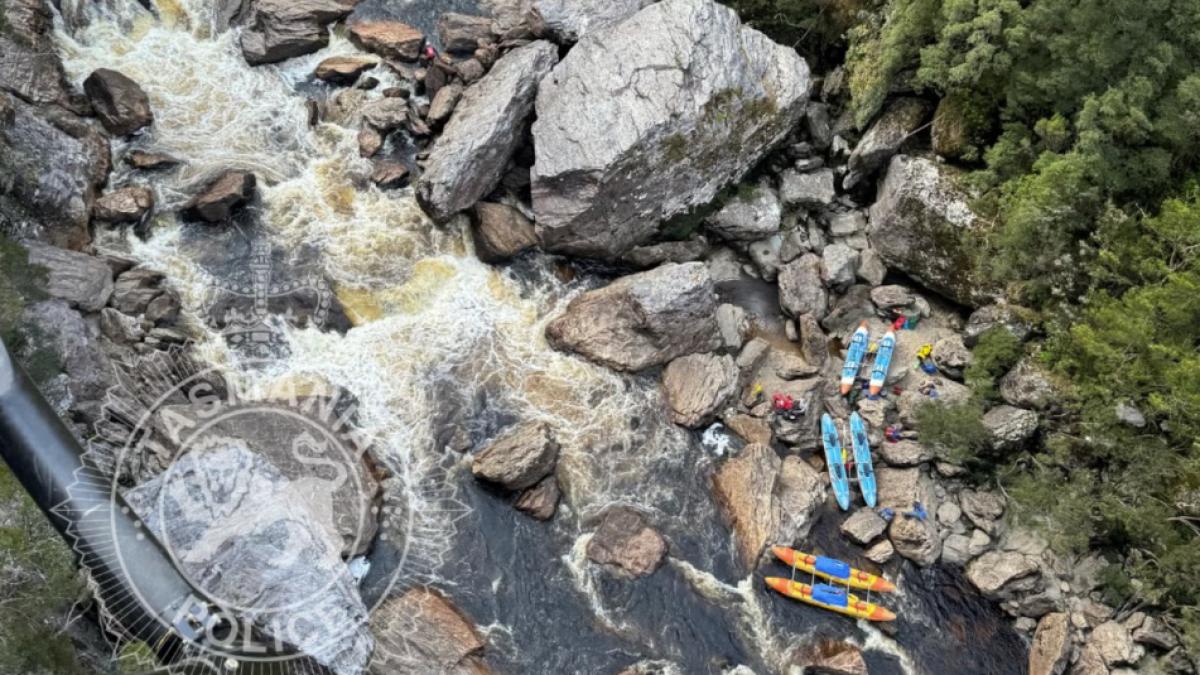 un barbat si a prins piciorul intre stanci salvatorii s au chinuit o noapte intrega sa l scoata si pana la urma l au taiat