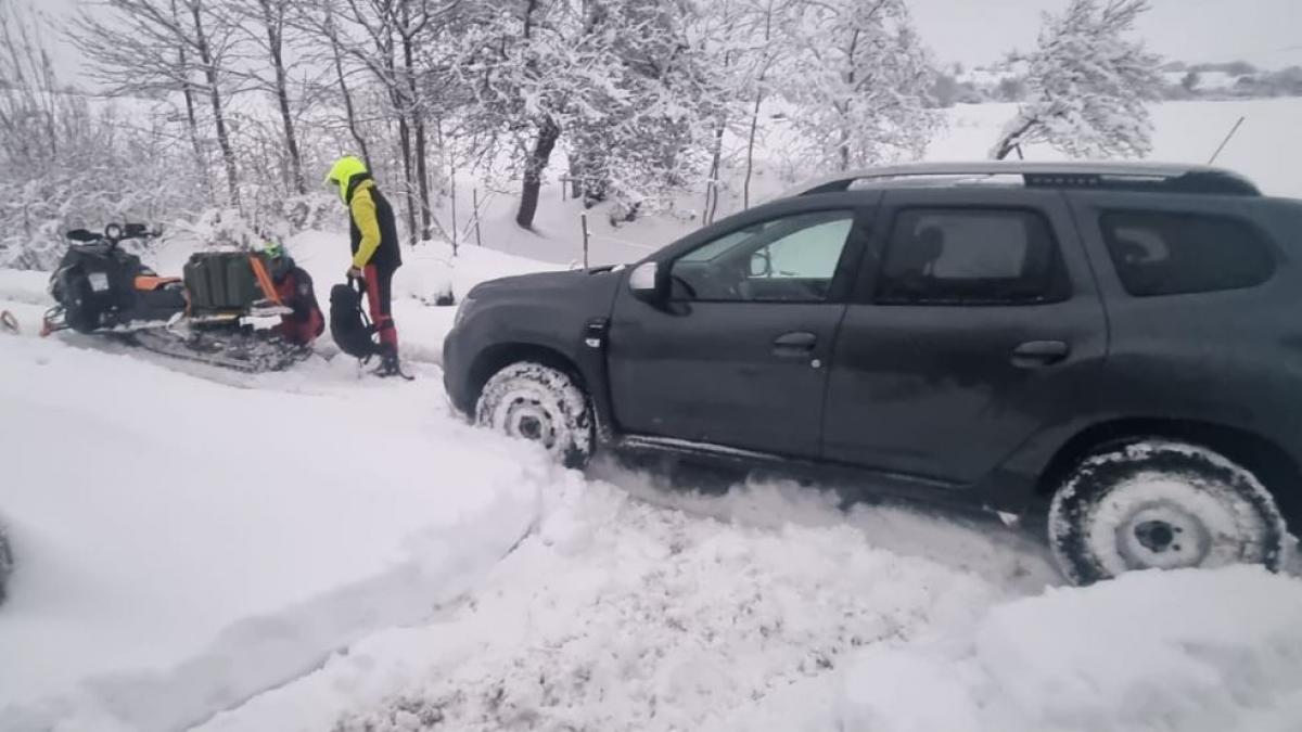 viscolul si zapada au oprit sistemul de comunicatii al sts inainte de alegeri salvamontistii s au dus prin zapada de 2 m sa il repare