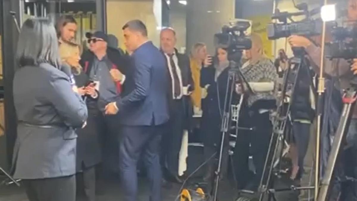 ai trimis la sediul aur deja e petrecere george simion danseaza pe muzica populara in asteptarea primelor rezultate