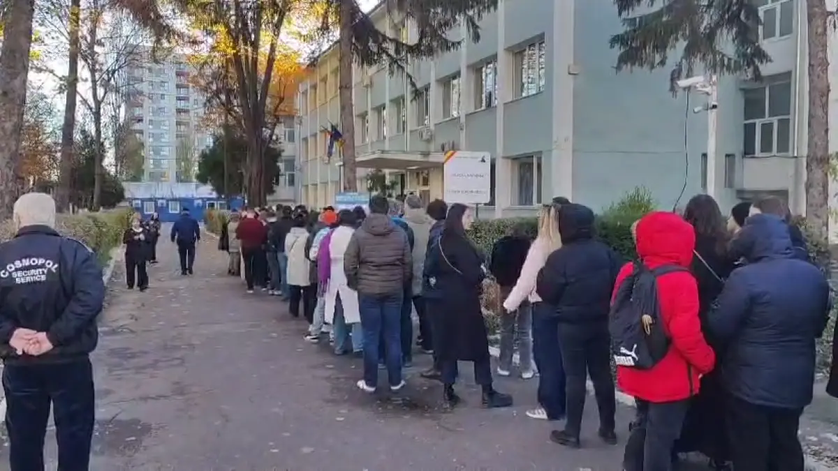 cozi uriase la sectiile de vot din bucuresti romanii stau la coada si in diaspora imagini din marea britanie