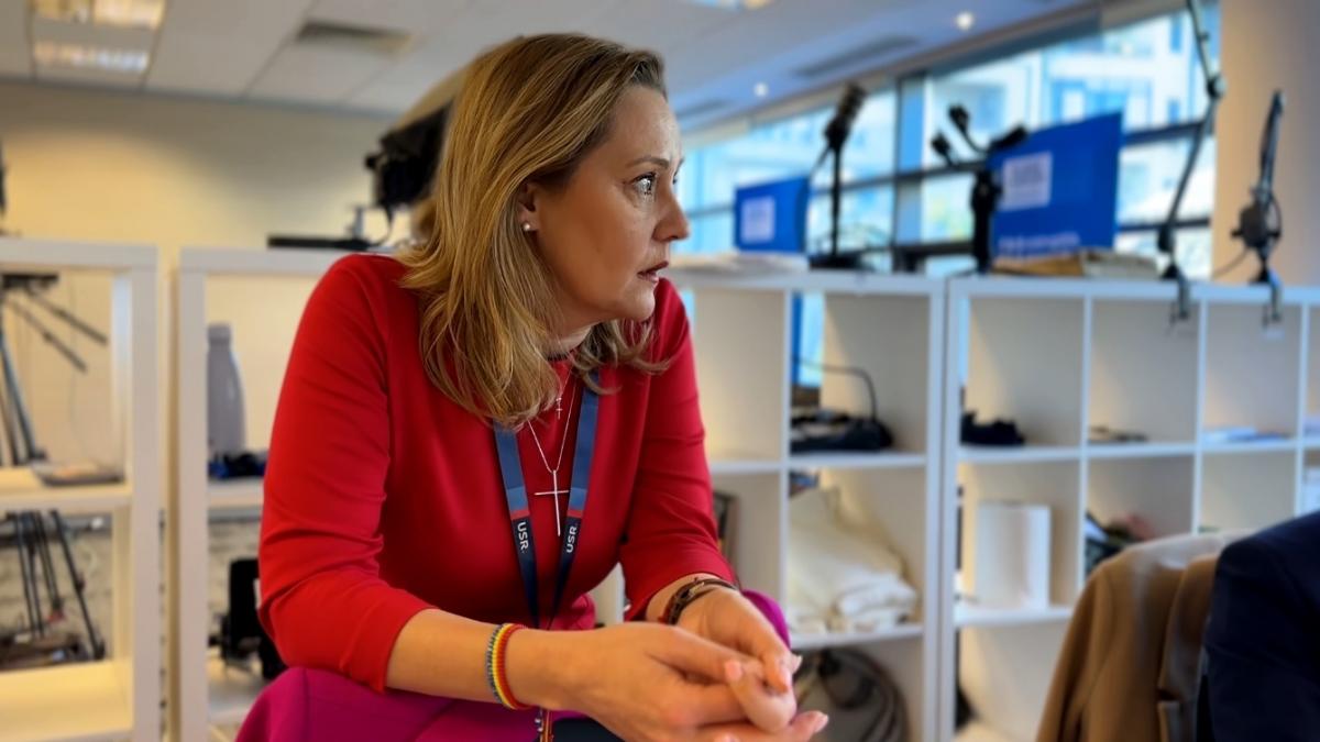 de la extaz la agonie pe masura ce se numara voturile la usr a disparut entuziasmul lasconi sta in birou liderii dau telefoane