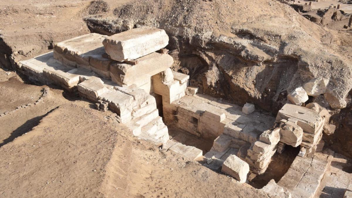 descoperire arheologica remarcabila a fost gasit un templu din egiptul antic la fel de inalt ca cel din luxor