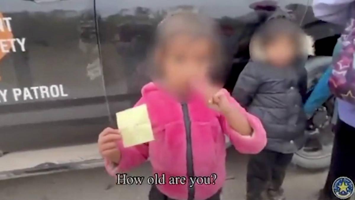 ma duc la mama si tata o fetita migranta de 2 ani le a spus politistilor ca a venit singura in sua sa isi caute parintii