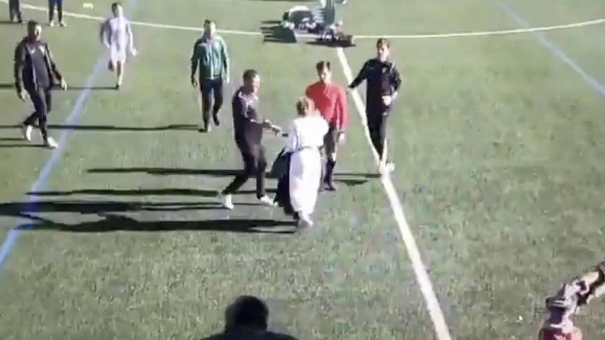 momentul in care o mama intra pe terenul de fotbal si il palmuieste pe arbitru suparata ca echipa adversa a castigat meciul